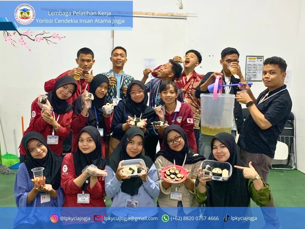 pengolahan makanan di LPK YCIA Jogja para siswa membuat onigiri bersama
